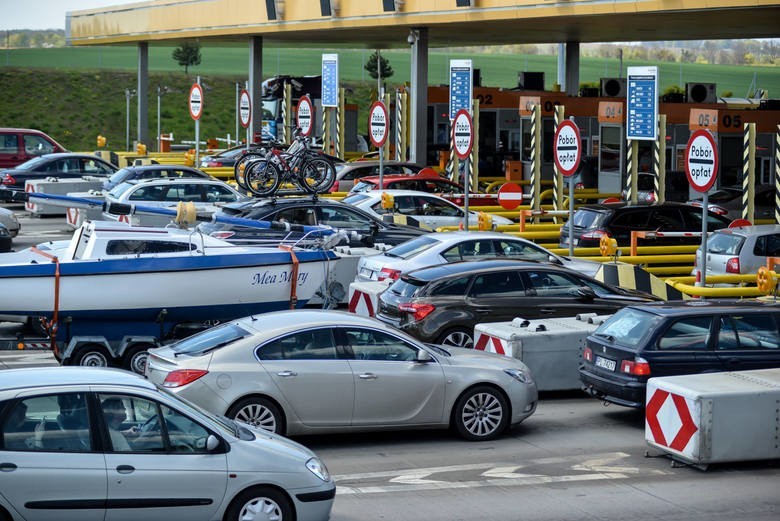 Opłaty za autostrady wstrzymane: osobówki będą jeździć za...