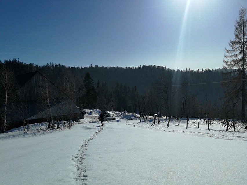 Turbacz zimą z bajecznymi widokami na Tatry. Na szlaku nie brakuje turystów [ZDJĘCIA]