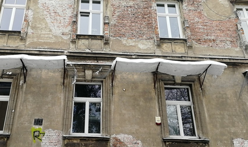 Kraków. Śnieżne czapy zagrażają bezpieczeństwu w Lasku Wolskim i na ulicach
