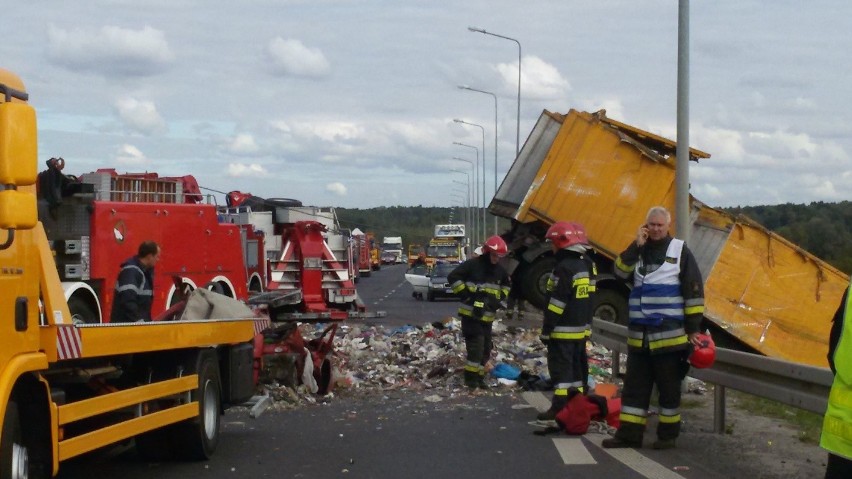 Wypadek ciężarówki i samochodu osobowego przy Plejadzie w...