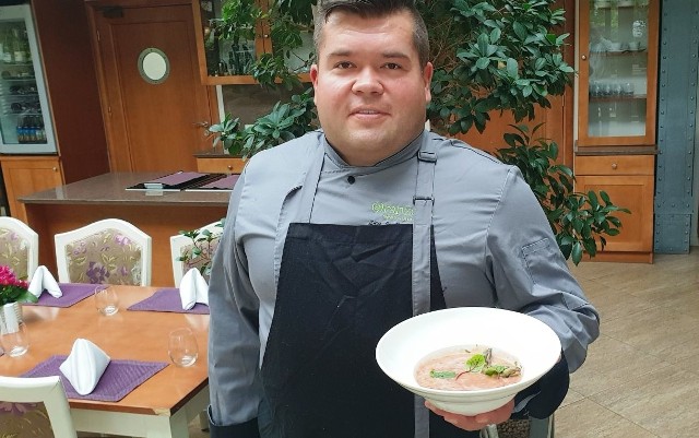 Zastępca szefa kuchni Michał Musiał z restauracji Oranżeria poleca gazpacho z grzanką oraz paellę.