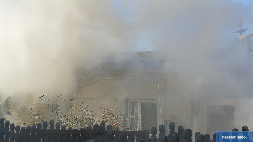 Groźny pożar domu na osiedlu Michelin we Włocławku. Dwie...