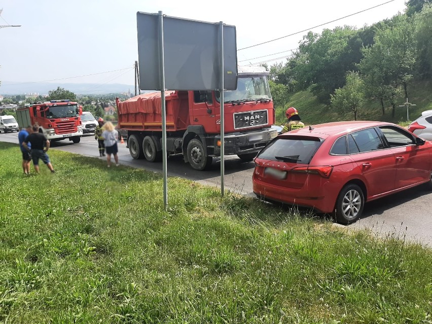 Nowy Sącz wypadek. Na ul. Tarnowskiej zderzył się samochód osobowy i ciężarowy