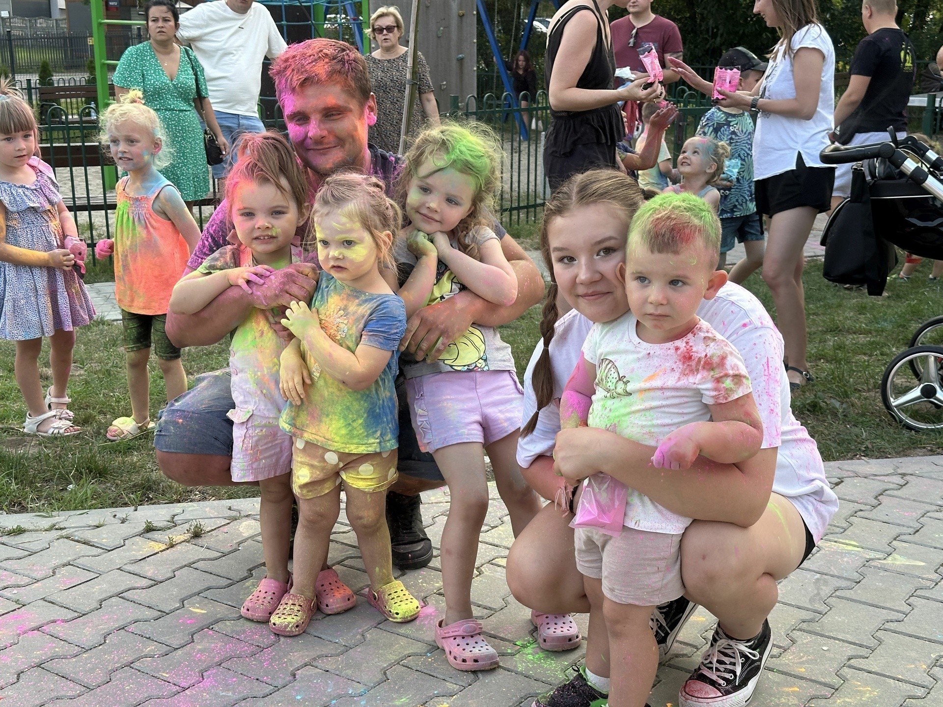 Inwazja kolorów przed świetlicą w Goździe w powiecie radomskim. Zobacz