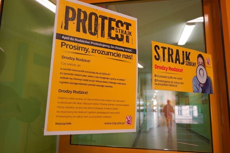 Strajk nauczycieli 2019. Drugi dzień strajku. Co z egzaminami gimnazjalnymi?