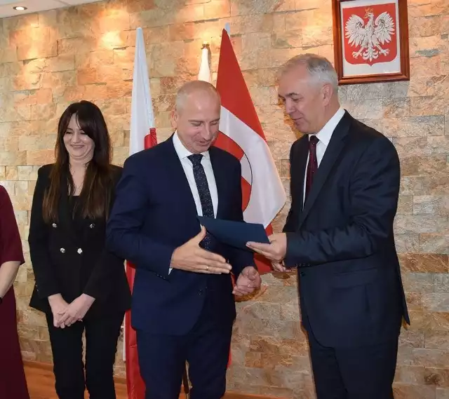 Nagrodę od wójta Lesława Blachy (z prawej) odbiera dyrektor Szkoły Podstawowej w Wysocicach Marek Machnik