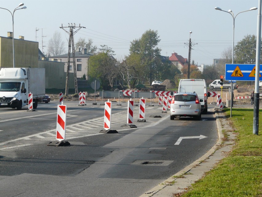 Sześć wahadeł na jednej drodze - zmora kierowców dojeżdżających do Pabianic. ZDJĘCIA