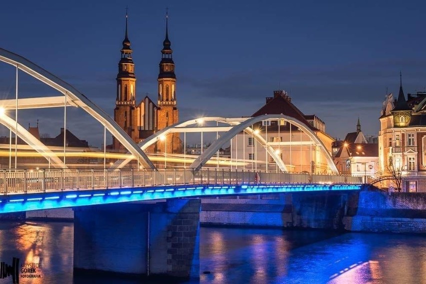 To zdjęcie z widokiem na podświetlony most i katedrę opolską...