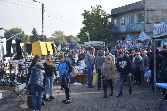 Bardzo duży ruch panował w niedzielne do południe 3 października na targu w Wierzbicy. Było bardzo dużo handlujących jak i kupujących. ZOBACZ ZDJĘCIA&gt;&gt;&gt;