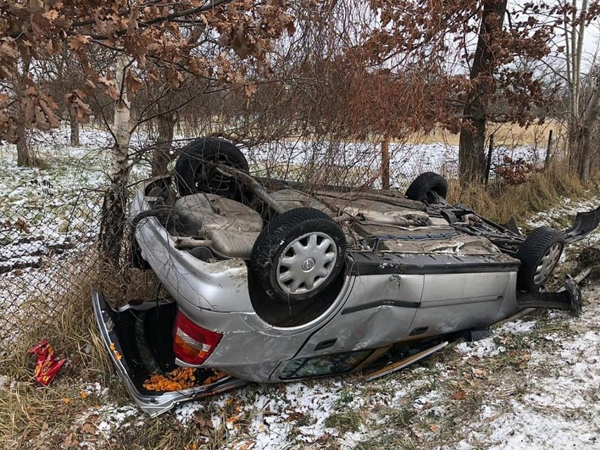 W Rzeczkowie dachował samochód opel astra. Dwie godziny później podobny wypadek w Wierzbicy