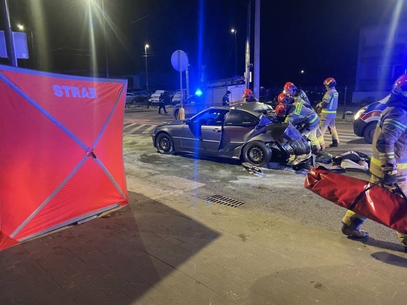 Śmiertelny wypadek BMW w Pabianicach roztrzaskało się na słupie!