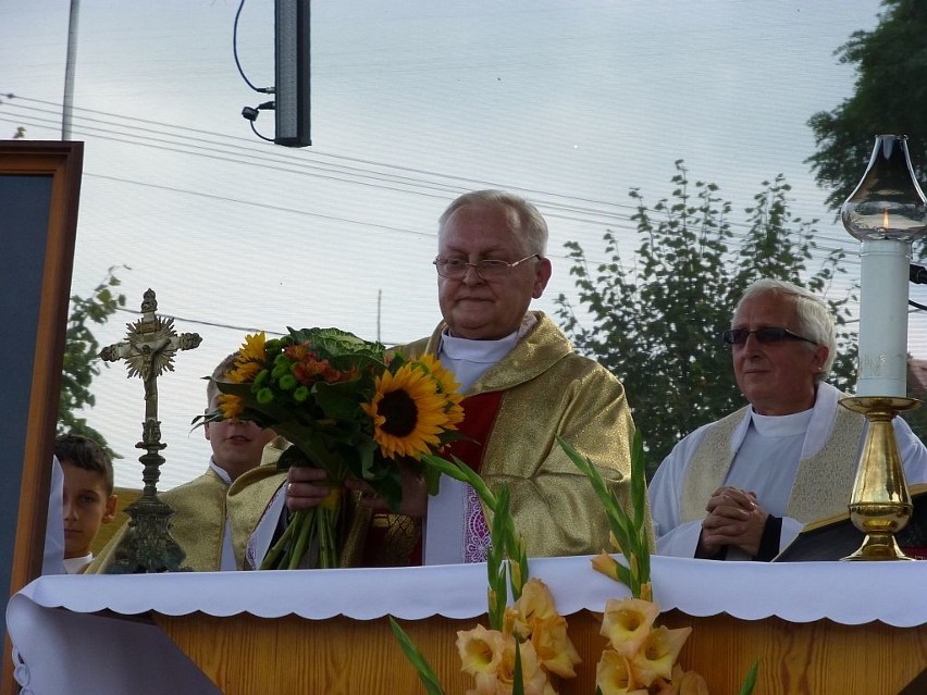 Uroczystość rozpoczęła się mszą świętą polową, którą...