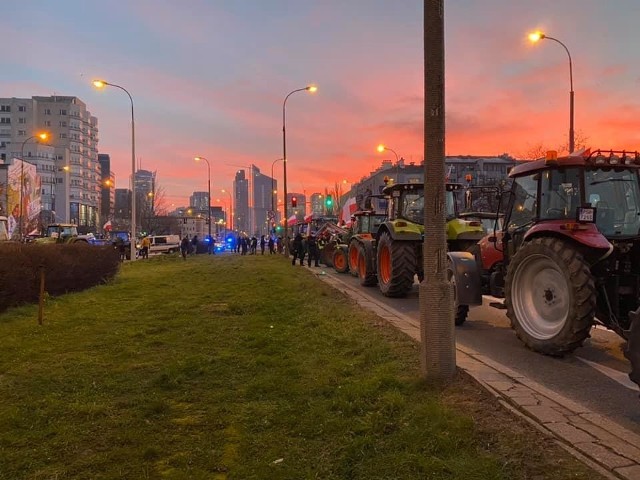 Wczesnym rankiem w sobotę 5 grudnia 2020 w Warszawie pojawiła się grupa protestujących rolników.