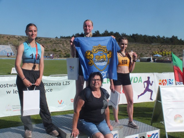 Na podium złota medalistka Dominika Duraj i trenerka Teresa Jaskułka (LKS Ziemi Puckiej)