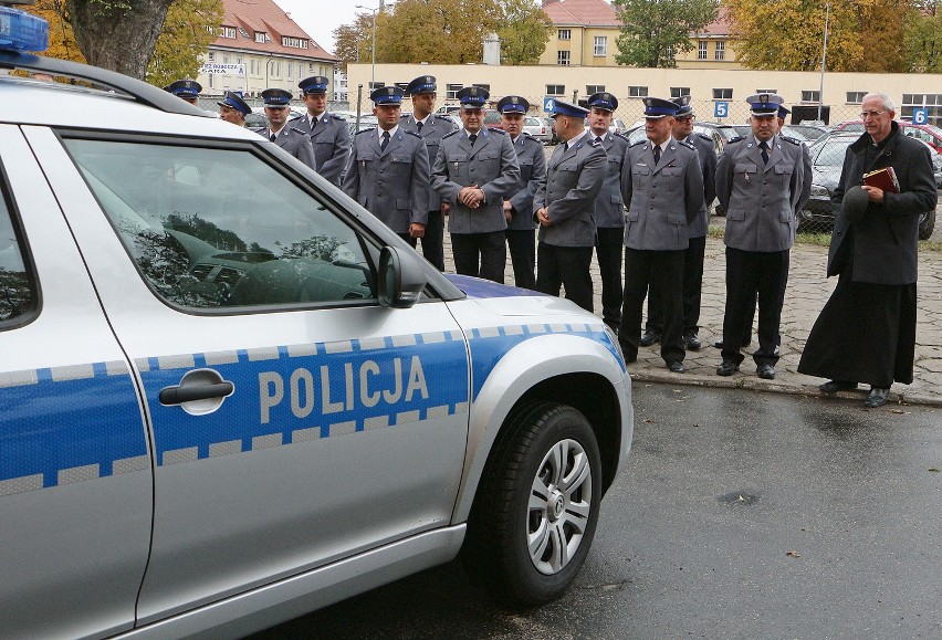W szeregu z policjantami stanął ks. prałat Stanisław Andrik.