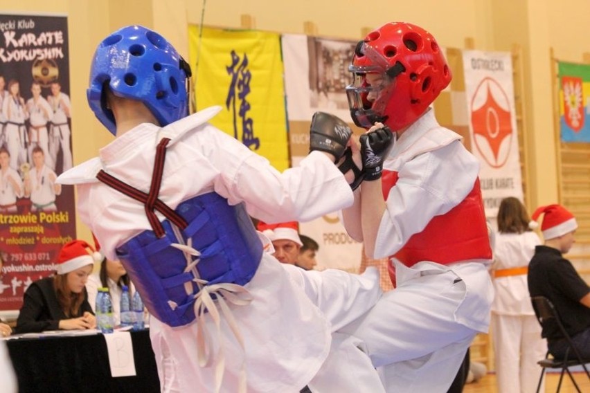 Zacięte boje w VI Mikołajkowym Turnieju Karate. Zobacz zdjęcia i wideo