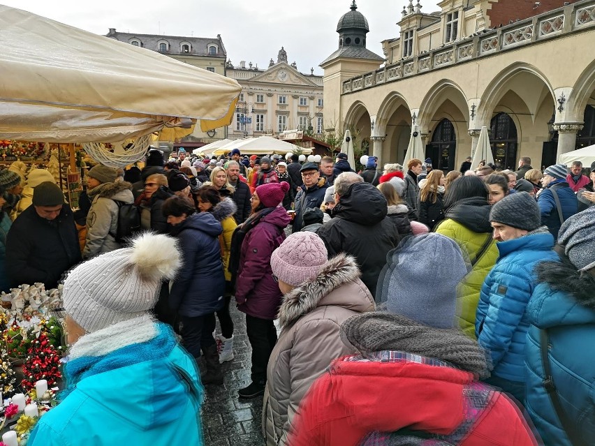 Kraków. Tłumy ludzi, odwiedziły w sobotnie popołudnie  Jarmark Bożonarodzeniowy  [ZDJĘCIA]
