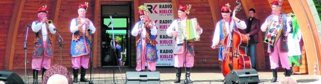 Jeśli Buskie Spotkania z Folklorem - to Buskowianie na otwarcie! Nasza reprezentacyjna kapela rozpoczęła 39. edycję imprezy utworem-sygnałówką, ognistą "Polka od Piasku". Aż wióry sypały z podłogi!