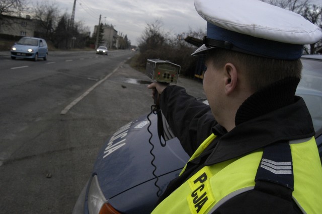 Za przekroczenie dopuszczalnej prędkości w obszarze zabudowanym powyżej 50 km/h grozi utrata prawa jazdy.