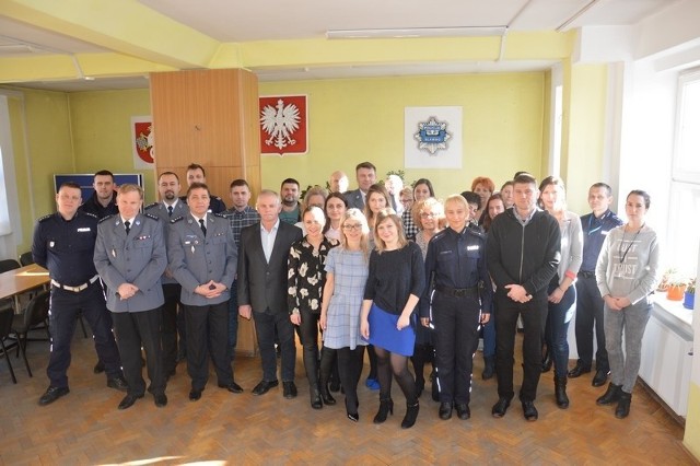 Funkcjonariusze oraz pracownicy Komendy Powiatowej Policji w Sławnie, a także przedstawiciele samorządu i współpracujących służb pożegnali podinsp. Adama Załuskiego, który decyzją przełożonych od poniedziałku obejmie stanowisko zastępcy komendanta powiatowego policji w Białogardzie.Zobacz także: Budowa komendy w Sławnie 