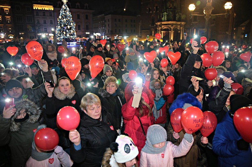 Kraków. Ulicami miasta przeszedł marsz wsparcia dla Jerzego Owsiaka i dla uczczenia pamięci Pawła Adamowicza [ZDJĘCIA]