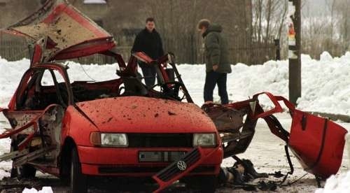 Waldemar P. zginął w styczniu 2002 od wybuchu bomby w Bzinicy. Z jego ciała, podobnie jak z auta zostało niewiele, lecz sprawcy zamachu do dziś nie udało się wykryć.