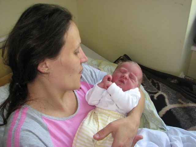 Nikola Zadrożna urodziła się w środę, 7 sierpnia. Ważyła 3050 g i mierzyła 54 cm. Córka Marzeny i Marcina z Daniłówki ma siostrę Wiktorię (2,5 roku)