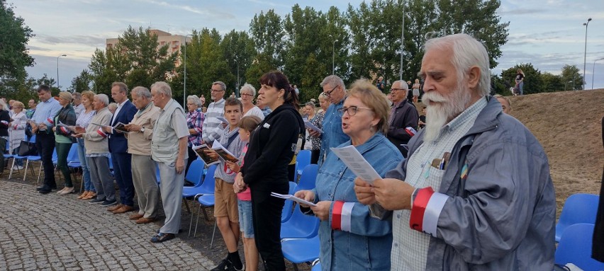 Zielonogórzanie wspólnie śpiewali pieśni patriotyczne i...