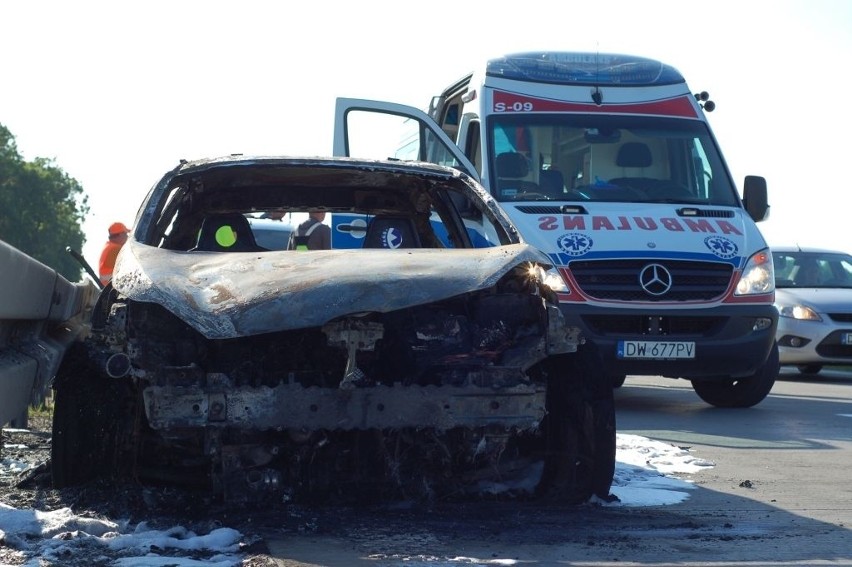 Dwa wypadki na A4: Spłonął samochód, inny dachował. Cztery osoby ranne (ZDJĘCIA) 