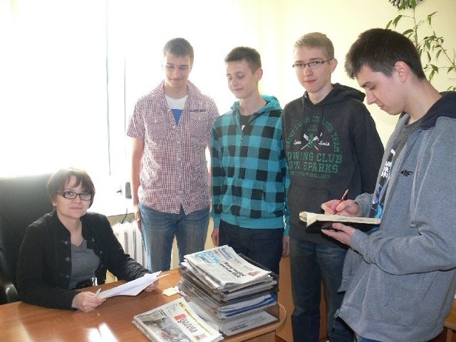 Uczniowie klasy medialnej z III Liceum w Skarżysku w Dniu Przedsiębiorczości poznawali pracę dziennikarza. Na zdjęciu podczas zbierania wiadomości u Beaty Wojciechowskiej, rzecznika skarżyskiego magistratu.