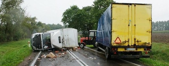 Dostawczy mercedes zatrzymał się na wyprzedzanym traktorze. Z jego ładowni na jezdnię wysypało się mięso.