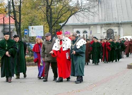 Z każdym nowym rokiem akademickim powiększa się orszak profesorski PWSZ w Jarosławiu.