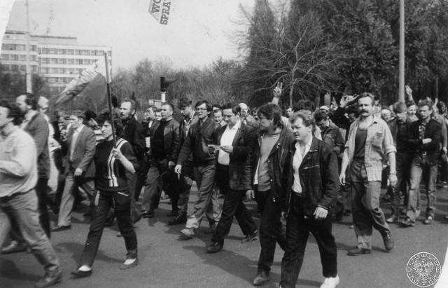 Na esbeckich fotografiach z wiecu zorganizowanego w Nowej Hucie 1 maja 1988 r. widać czołowych działaczy hutniczej Solidarności. Kim są pozostali jego uczestnicy?