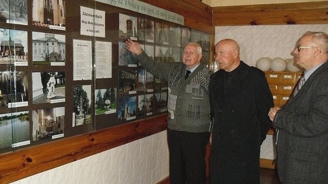 Jako jeden z pierwszych obejrzał wystawę ksiądz Andrzej Biernacki, w towarzystwie Zdzisława Kulisia (z lewej) i Andrzeja Bieniasa.