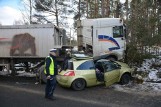 Wypadek w Olpuchu (pow. kościerski). Zderzenie samochodu osobowego z ciężarówką. Jedna osoba została ranna, w akcji śmigłowiec LPR