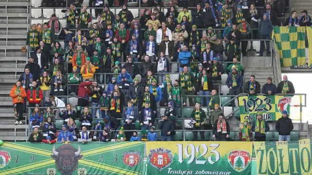 Legia Warszawa - Puszcza Niepołomice (18.02.2024). Kibice niepołomickiego zespołu na stadionie przy ul. Łazienkowskiej