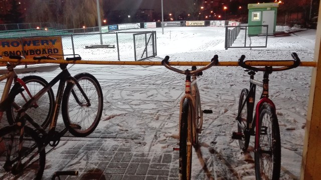 Po wielu próbach nareszcie udało się zielonogórskim speedrowerowcom pościgać w zimowej scenerii. Tym razem aura pozwoliła przygotować tor na tyle dobrze, aby można było się na nim ścigać. W sobotę na torze ZKS-u odbył się długo oczekiwany turniej. Wystartowało w nim ośmiu zawodników, którzy rywalizowali najpierw w rundzie zasadniczej, a następnie w biegach finałowych. Zawody miały charakter towarzyski. W blasku jupiterów i w zimowym klimacie najlepiej spisał się Bartosz Wojtal, który wygrał bieg finałowy i z 20 punktami zajął pierwsze miejsce. Drugi był Filip Janas z dorobkiem 15 punktów, a trzeci Krzysztof Zakrzewski również z 15 punktami. Pozostałe miejsca zdobyli:4. Aleks Kalitowski 14 pkt5. Tomasz Kalitowski 13 pkt6. Igor Luczek 13pkt7. Oliwier Kołosionek 7pkt8. Maciej Grzegorski 5pktZobacz też: Patryk Dudek wrócił na tor... speedrowerowy