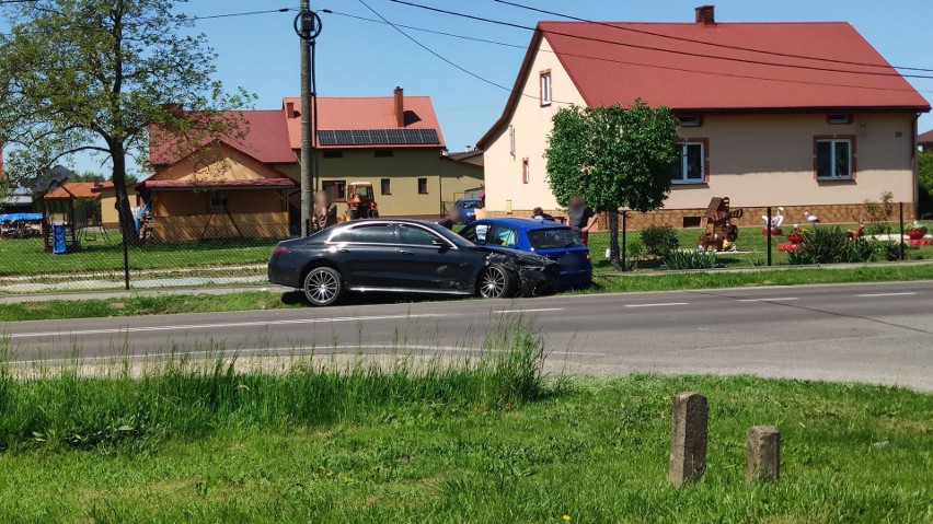 Dwa samochody osobowe zderzyły się w Koniaczowie. Jedna osoba ranna trafiła do szpitala [ZDJĘCIA]