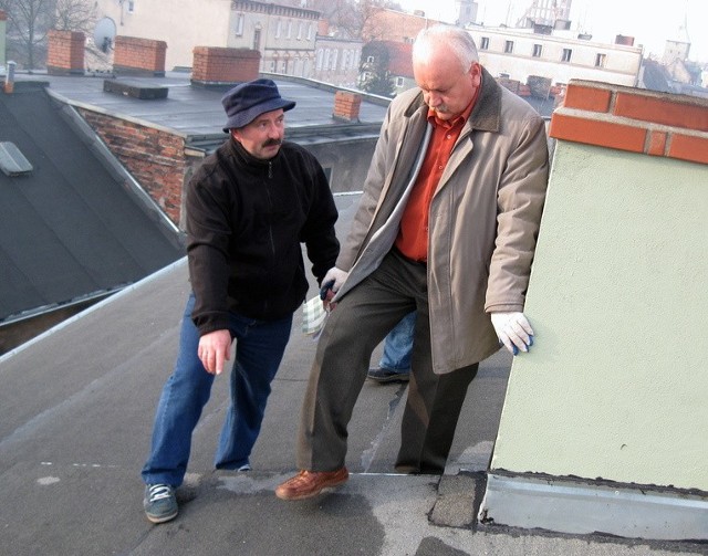 Mirosław Frontczak, jeden z lokatorów, pokazywał Januszowi Masowi, inspektorowi z ZGM, usterki, jakie według niego są winą pracowników ekipy remontowej.