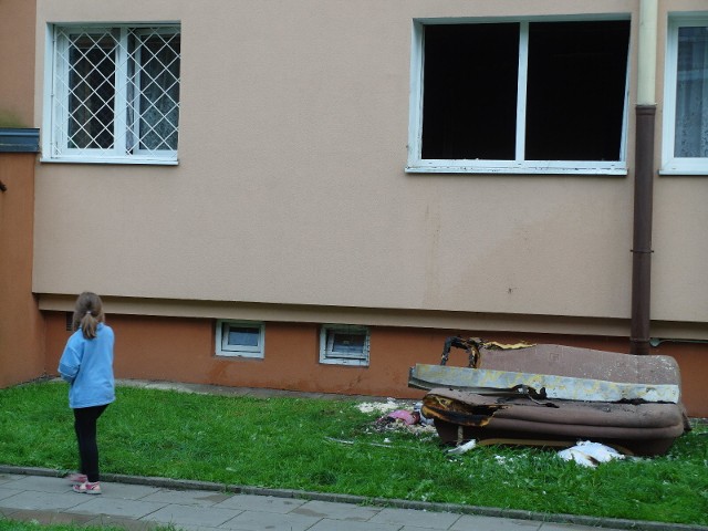 Pożar na Podgórnej w Łodzi. Jedna osoba poszkodowana w pożarze mieszkania na parterze bloku. Ewakuowanych kilkudziesięciu lokatorów