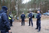 Mazowieccy policjanci pełnią służbę na granicy polsko - białoruskiej. Odwiedził ich komendant wojewódzki