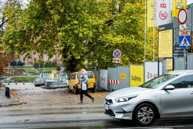 Skrzyżowanie ul. karmelickiej z Focha - tędy ma się odbywać ruch aut z podziemnego parkingu.