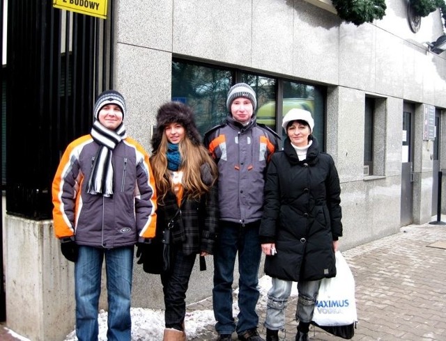 Przed Ambasadą Amerykańska w Warszawie: uczniowie i ich opiekunka Weronika Koch