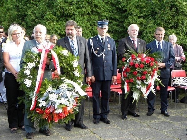 Kwiaty złożyli między innymi pełniący funkcję wójta Albert Bobrowski i przewodniczący Rady Gminy Jerzy Chrzanowski.