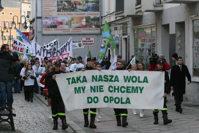 5 lutego 2016 r. ulicami Opola przeszła manifestacja przeciwników przyłączenia do miasta części podopolskich sołectw.