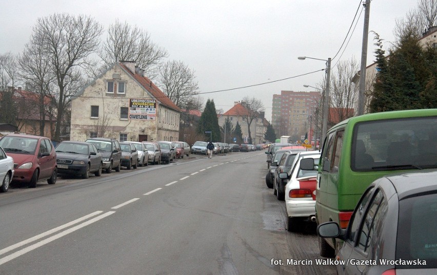 Zamknięty most na Odrze w Oławie. Kierowcy porzucają samochody i idą pieszo (ZDJĘCIA)