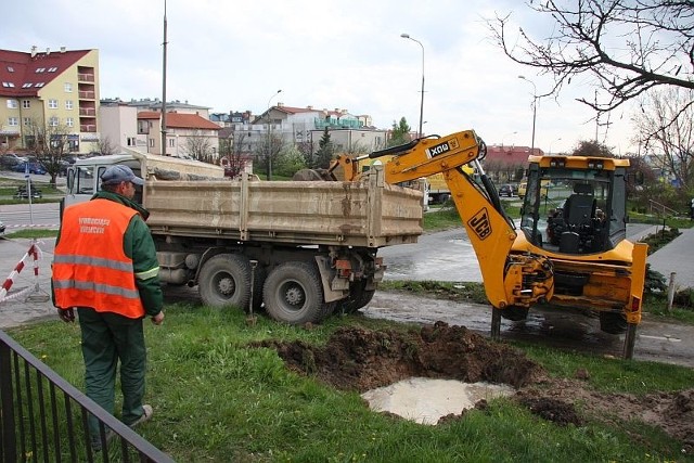 Wczoraj przed godziną 18 trwały prace przy ulicy Warszawskiej, na wysokości osiedla Uroczysko. Pracownicy Wodociągów Kieleckich starali się dokopać do wodociągu, który pękł.