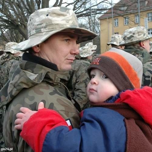 Podporucznik Jacek Kościński ze swoim dwuletnim synem Piotrem. Z rodziną żegna się już po raz trzeci przed wyjazdem do Iraku. Był tam już dwukrotnie.