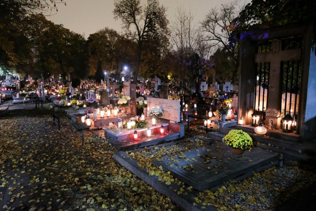 W Toruniu wolnych miejsc na cmentarzach parafialnych jest jak na lekarstwo. Na niektórych - nie ma ich wcale. Miejsc najlepiej szukać na cmentarzu komunalnym. Tym bardziej że właśnie powstają tam dwie nowe ściany kolumbarium. Sprawdziliśmy, ile kosztuje miejsce pochówku na cmentarzu w Toruniu. >>>>>