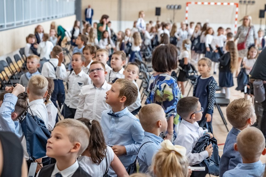 Koniec laby, czas do szkoły. W Krakowie nowy rok szkolny przywitało ok. 100 tysięcy uczniów. Odwiedziliśmy nową szkołę na Złocieniu, wideo